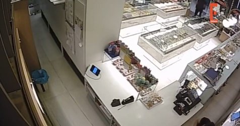 Eπικό βίντεο: Η στιγμή που η υπάλληλος καταδιώκει ληστή με τη σφουγγαρίστρα