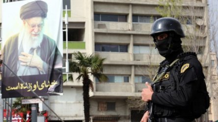 Χαμενεΐ: Η σορός του έφτασε στην ιερή πόλη Κομ – Χιλιάδες πιστοί συνόδευσαν τη νεκρώσιμη πομπή στην Τεχεράνη (Βίντεο)