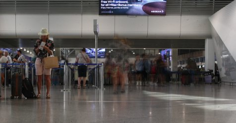 «Φουλ» των καθυστερήσεων στο αεροδρόμιο της Αθήνας: Στη «σέντρα» από το Eurocontrol – Τι απαντά η ΥΠΑ