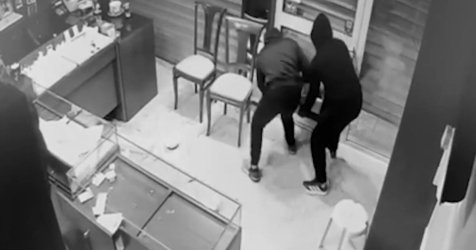 Άδειαζαν στο λεπτό κοσμηματοπωλεία στην Αττική – Βίντεο από τη δράση της συμμορίας