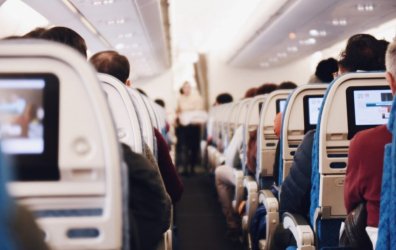 Αεροπορικά ταξίδια: Τι αλλάζει με τις αποζημιώσεις για καθυστερήσεις και χρεώσεις χειραποσκευών