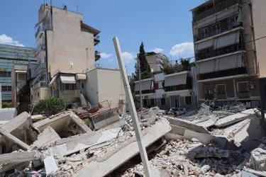 Πετράλωνα: Οκτώ ημέρες μετά την κατάρρευση, τα μπάζα παραμένουν – Γιατί μπλοκάρει η αυτοψία