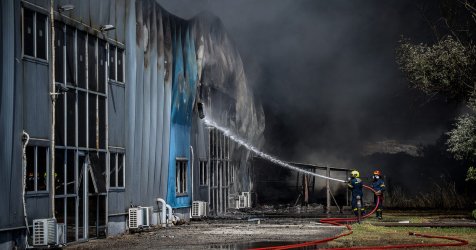 Κόλαση φωτιάς στο Καλοχώρι Θεσσαλονίκης: Στις φλόγες εργοστάσιο και αποθήκες logistics (Εικόνες, Βίντεο)