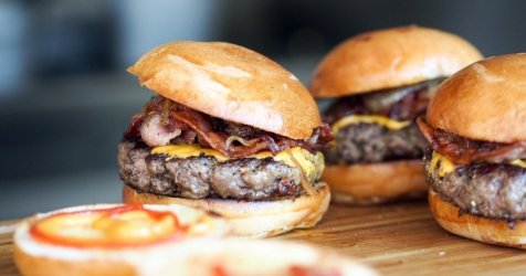 Οι Έλληνες ψηφίζουν fast food: Στα 770 ευρώ τον χρόνο η μέση δαπάνη ανά νοικοκυριό