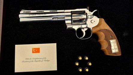Σύνοδος ΝΑΤΟ: Το περίστροφο-δώρο του Ερντογάν στους ηγέτες προκάλεσε αμηχανία και “πονοκεφάλους” στις υπηρεσίες ασφαλείας