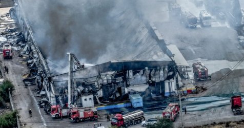 Παρανάλωμα της φωτιάς εργοστάσια σε Ασπρόπυργο, Καλοχώρι – Τοξικά νέφη και εικόνες απόλυτης καταστροφής