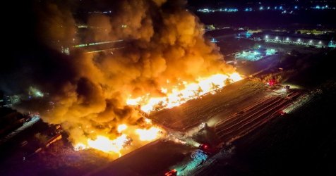 Λάρισα: Ολονύχτια μάχη με τη φωτιά σε εταιρεία ανακύκλωσης – Περιορίστηκε το μέτωπο αλλά η μάχη συνεχίζεται