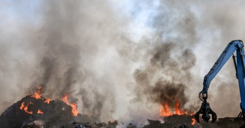 Λάρισα: Ορατό 30 χιλιόμετρα μακριά το τοξινό νέφος από το εργοστάσιο ανακοίνωσης – Συστάσεις στους πολίτες