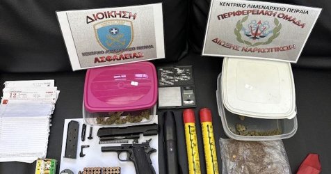 Αττική: Όπλα, κάνναβη και taser εντοπίστηκαν σε σπίτι ύστερα από έρευνα του Λιμενικού