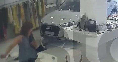 Βριλήσσια: Μπέρδεψε την όπισθεν με την πρώτη η οδηγός που μπούκαρε σε κατάστημα με αυτοκίνητο