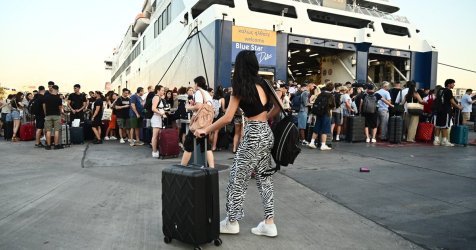 Λιμάνι Πειραιά: Μεγάλη κίνηση – «Κουνάνε μαντήλι» οι αδειούχοι του Ιουλίου (Βίντεο)