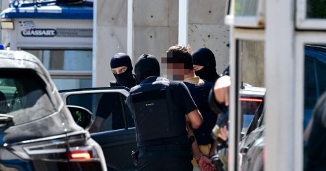 Marfin: Στην Ευελπίδων υπό δρακόντεια μέτρα οι δύο 42χρονοι – Έρευνες σε σπίτια άλλων δύο υπόπτων