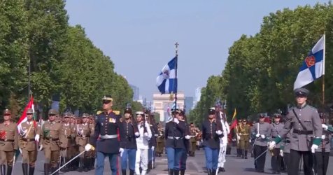 Ελληνικό άγημα παρέλασε στην Αψίδα του Θριάμβου στο Παρίσι (Βίντεο)