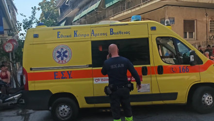 Τραγωδία στα Πατήσια – Νεκρή η γυναίκα που ανασύρθηκε από το φλεγόμενο διαμέρισμα