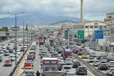 Κίνηση: «Έμφραγμα» στον Κηφισό – Η μεγάλη έξοδος των εκδρομέων