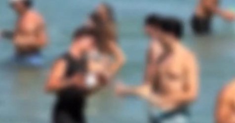 Σάλος στην Πάρο: Σερβιτόρος μπήκε στη θάλασσα για να σερβίρει κρασί σε λουόμενο – Βίντεο