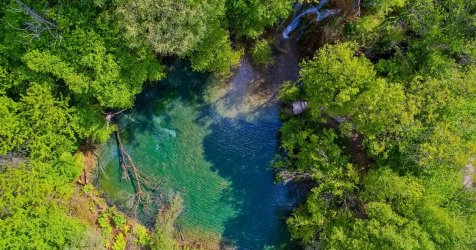 Οι καταρράκτες και τα ποτάμια της Ελλάδας που θα ξεχάσεις τη θάλασσα