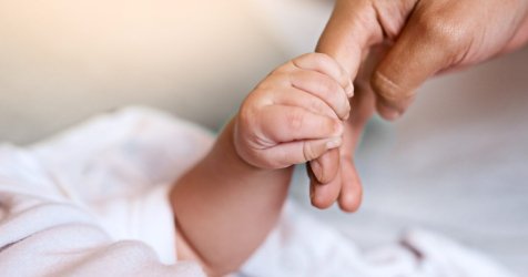 Καισαρικές χωρίς φρένο στην Ελλάδα: Επτά στα δέκα παιδιά γεννιούνται στο χειρουργείο