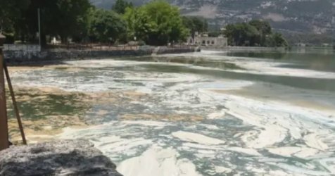 Ιωάννινα: Έντονη δυσοσμία και αφρός στη λίμνη Παμβώτιδα – Εικόνες και βίντεο