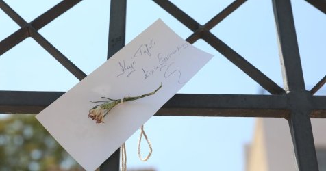 Μάρω Κοντού: «Καλό παράδεισο κυρία Κοκοβίκου» – Λουλούδια και σημειώματα στο σπίτι της ταινίας