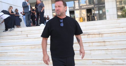 «Σκηνές απείρου κάλλους στη δίκη για τα Τέμπη: Καταγγελία ότι ο Πλακιάς κλώτσησε τον Στουρνάρα μέσα στο δικαστήριο»