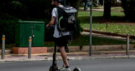Η ζέστη καθηλώνει delivery και υπαίθριες εργασίες – Όλες οι συστάσεις του υπουργείου