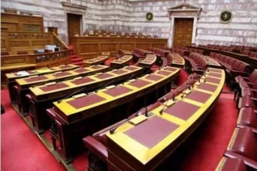 Βουλή: Τίμησε τα θύματα στο Μάτι με πολιτική αντιπαράθεση για τις ευθύνες