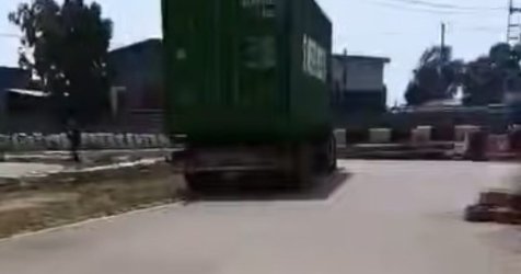 Ασπρόπυργος: Φορτηγό ξέφυγε από την πορεία του και κατέληξε μέσα σε πίστα καρτ (Βίντεο)