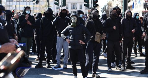 Ένας στους τρεις δικαιολογεί προπηλακισμούς πολιτικών, τραπεζιτών και δημοσιογράφων