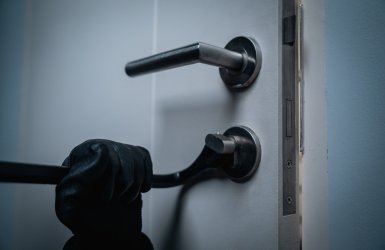 Το νέο καλοκαιρινό κόλπο των ληστών με τη σιλικόνη
