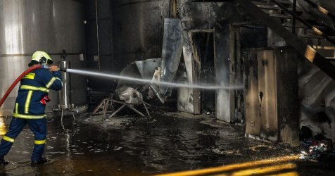 Εξαμίλια: Η στιγμή της έκρηξης μέσα στο εργοστάσιο – Ακούστηκε μέχρι το Λουτράκι (Βίντεο)