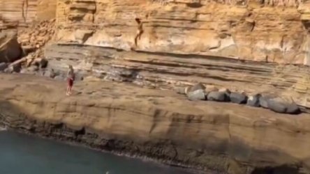 Καλιφόρνια: Η στιγμή που 17χρονος πηδά από γκρεμό στο Σαν Ντιέγκο και πέφτει με δύναμη στα βράχια πριν καταλήξει στη θάλασσα (Βίντεο)