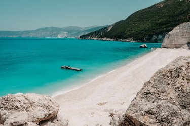 Φτέρη: Ασφυξία από τα σκάφη στη 2η ωραιότερη παραλία του κόσμου και ο κίνδυνος για την Ποσειδωνία