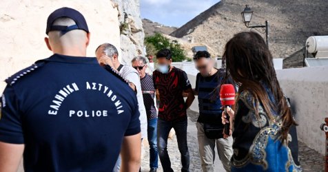 Σύρος: Σε κατ΄οίκον περιορισμό ο 41χρονος για τον θάνατο της διασώστριας – Ελεύθερη με περιοριστικούς όρους η σύζυγός του