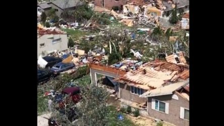 ΗΠΑ: Ανεμοστρόβιλος με 240 χλμ την ώρα σάρωσε το Ουισκόνσιν – Ξερίζωσε σπίτια και σήκωσε φορτηγό (Βίντεο)
