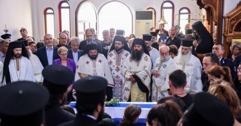 Ρέθυμνο: Ανείπωτη οδύνη στην κηδεία του πυροσβέστη Παντελή Διαμαντάκη (Βίντεο, Εικόνες)