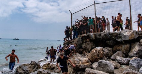 Ισπανία: Χιλιάδες μετανάστες πέρασαν τα σύνορα από το Μαρόκο – Έκκληση για εθνική κατάσταση έκτακτης ανάγκης