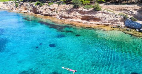 Μια παραλία με νερά σαν τα… Κουφονήσια 1,5 ώρα από την Αθήνα