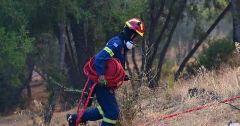 Κόκκινος συναγερμός για φωτιές σε Αττική και Εύβοια το Σάββατο – Δύσκολο 24ωρο με ισχυρά μελτέμια
