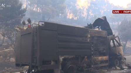 Πόρτο Γερμενό: Στις φλόγες και πυροσβεστικό όχημα – Πρόλαβαν να το εγκαταλείψουν οι πυροσβέστες (Βίντεο)