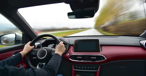 Θεσσαλονίκη: Γνωστός τράπερ έτρεχε με 182 χλμ στην ΠΑΘΕ – Του ασκήθηκε ποινική δίωξη