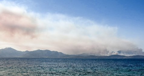 Καπνός από τις πυρκαγιές: Ποιες περιοχές επηρεάζει το νέφος σύμφωνα με το AtmoHub