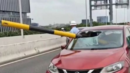 Κίνα: Μεταλλικός στύλος καρφώθηκε μέσα σε αυτοκίνητο που κινούνταν και διαπέρασε το παρμπρίζ (Βίντεο)