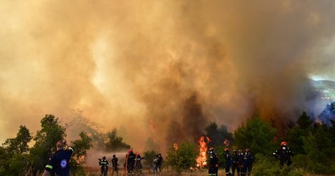 LIVE: Φωτιά τώρα σε Βίλια και Μέγαρα – Πληροφορίες για δύο νεκρούς από τη σύγκρουση των ελικοπτέρων