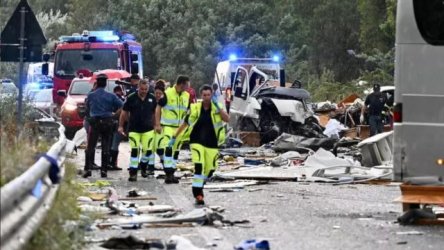 Πολύνεκρο δυστύχημα στην Ιταλία: Έξι νεκροί και 34 τραυματίες σε καραμπόλα με τουριστικό λεωφορείο και τροχόσπιτο (Εικόνες & Βίντεο)