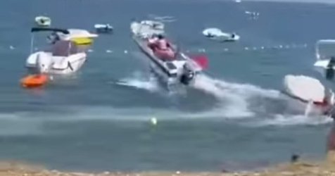 Απίστευτο περιστατικό στη Νάξο: Σκάφος έχασε τον έλεγχο και «σκαρφάλωσε» σε βάρκες (Βίντεο)
