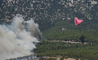 Οι φωτιές σβήνουν, ο κίνδυνος παραμένει: Μελτέμια, 40άρια και Red Code για μεγάλες πυρκαγιές