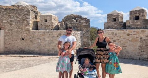 Οικογένεια Βρετανών πούλησαν τα πάντα για να μετακομίσουν στην Ελλάδα – Η φωτιά κατέστρεψε το νέο τους σπίτι (Εικόνες)