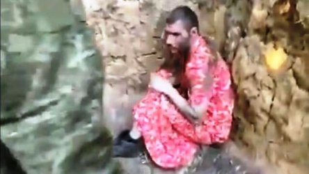 Εξευτελισμός Ρώσου στρατιώτη: Βίντεο τον δείχνει να τιμωρείται από τον διοικητή του – Φοράει ένα ροζ φόρεμα και ταπεινώνεται