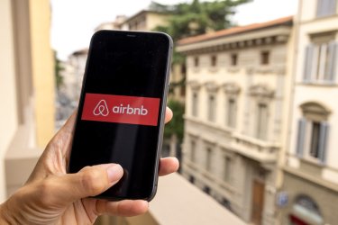 Airbnb σε πολυκατοικία: Πότε μπορούν οι ιδιοκτήτες να το απαγορεύσουν – Τι αλλάζει με τον νέο νόμο